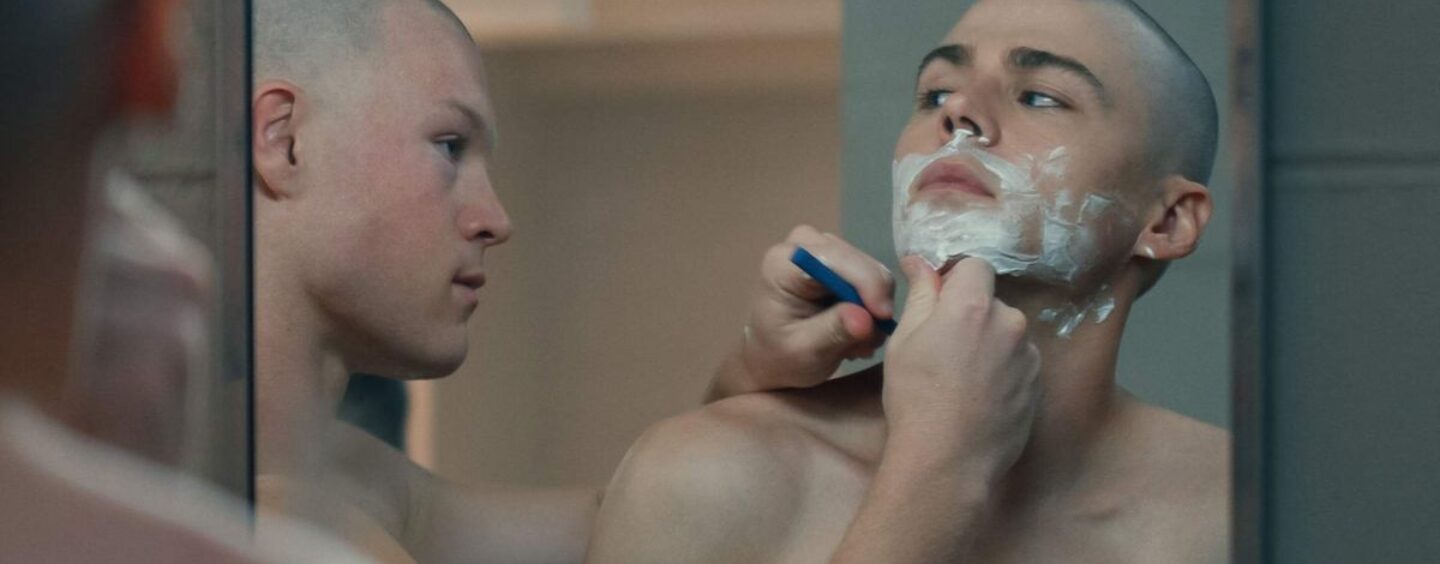 Les stars de Boots, Miles Heizer et Angus O'Brien, se réunissent dans un selfie torse nu au gymnase