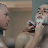 Les stars de Boots, Miles Heizer et Angus O'Brien, se réunissent dans un selfie torse nu au gymnase