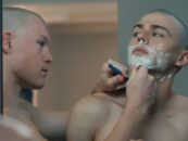 Les stars de Boots, Miles Heizer et Angus O'Brien, se réunissent dans un selfie torse nu au gymnase