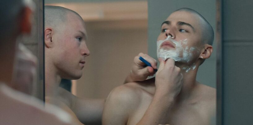 Les stars de Boots, Miles Heizer et Angus O'Brien, se réunissent dans un selfie torse nu au gymnase