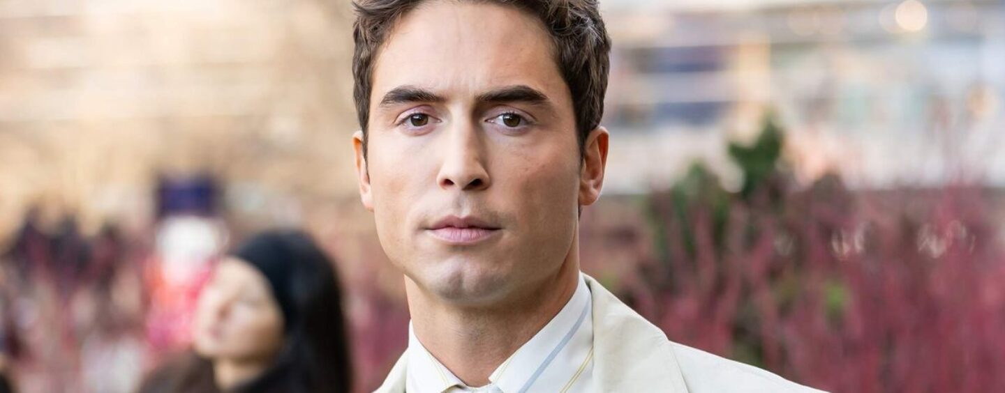 Benito Skinner publie une photo sexy torse nu sur le tournage de la saison 2 de Overcompensating