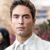 Benito Skinner publie une photo sexy torse nu sur le tournage de la saison 2 de Overcompensating