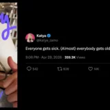La star de « Drag Race », Katya, suscite l'inquiétude avec une photo à l'hôpital : « Je suis en prison »