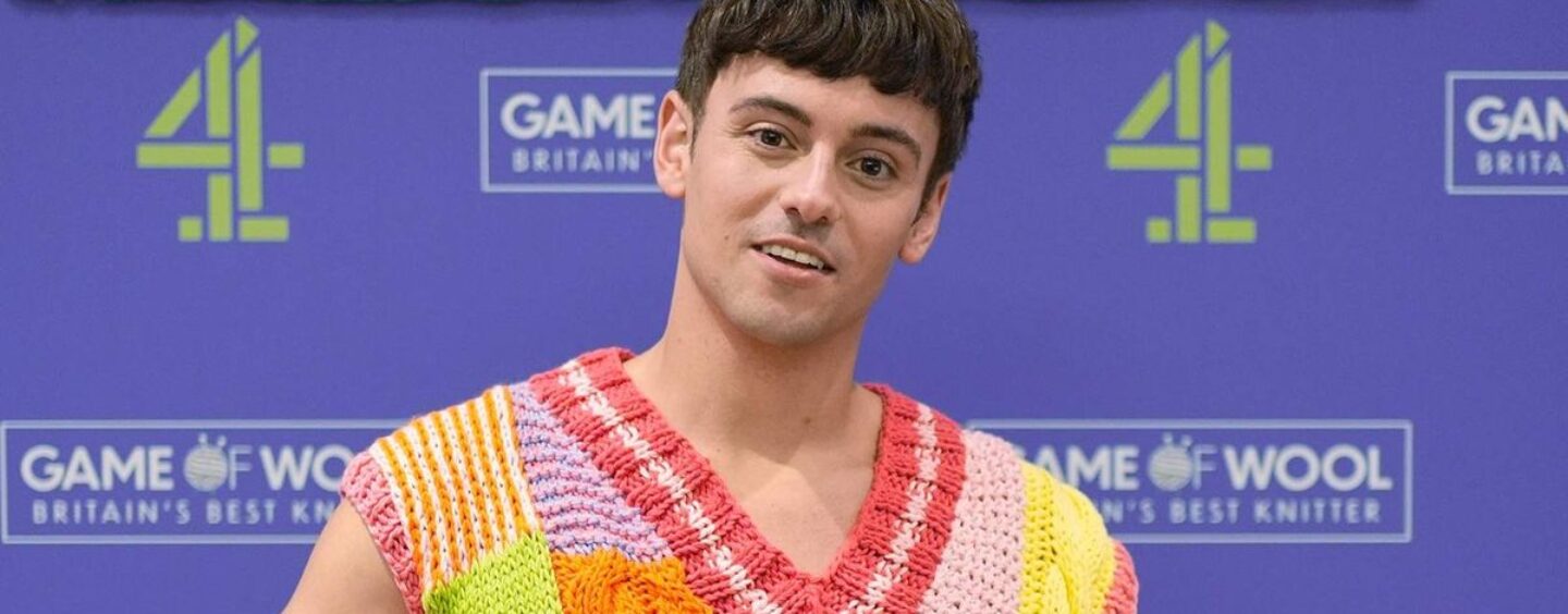 Tom Daley déboucle son pantalon dans un nouveau magazine torse nu