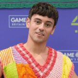 Tom Daley déboucle son pantalon dans un nouveau magazine torse nu