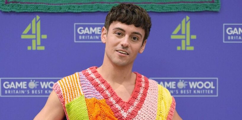 Tom Daley déboucle son pantalon dans un nouveau magazine torse nu
