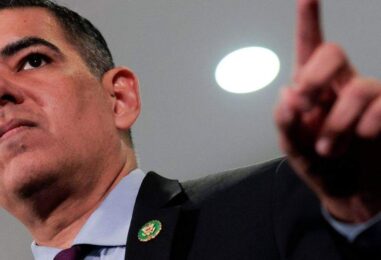 Robert Garcia réalise une percée, forçant le témoignage d'Epstein de Pam Bondi