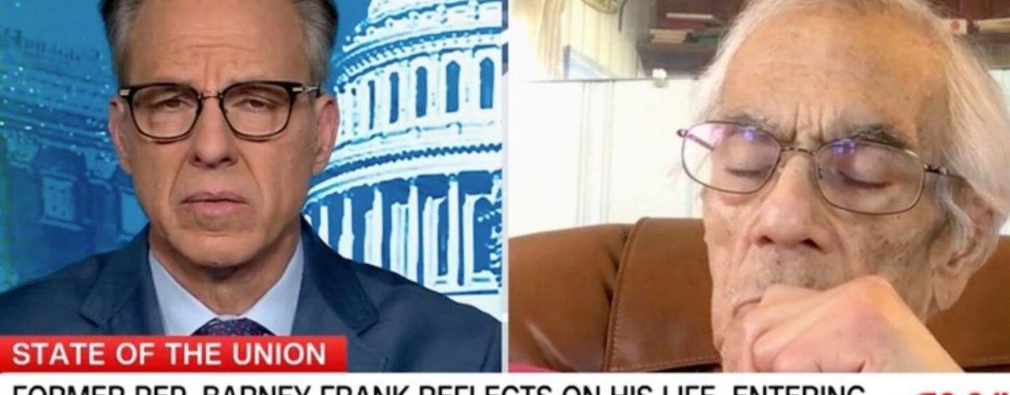 Depuis l'hospice, Barney Frank exhorte les démocrates à repenser l'approche des droits des trans
