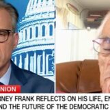 Depuis l'hospice, Barney Frank exhorte les démocrates à repenser l'approche des droits des trans