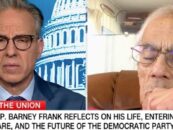 Depuis l'hospice, Barney Frank exhorte les démocrates à repenser l'approche des droits des trans