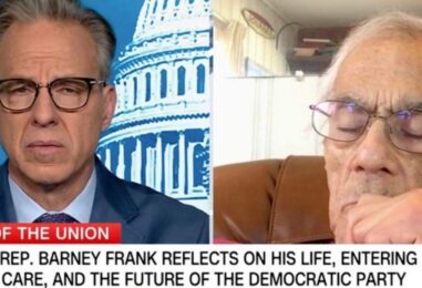 Depuis l'hospice, Barney Frank exhorte les démocrates à repenser l'approche des droits des trans