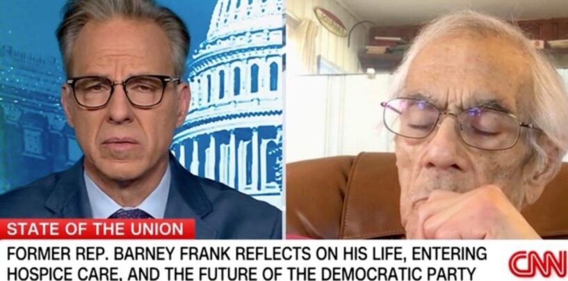 Depuis l'hospice, Barney Frank exhorte les démocrates à repenser l'approche des droits des trans
