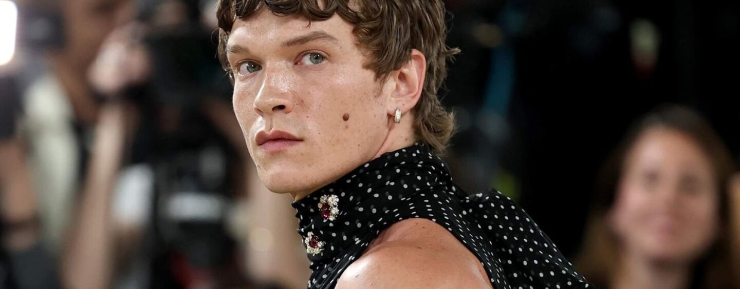Connor Storrie montre ses énormes biceps dans une tenue séduisante au Met Gala 2026