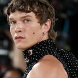 Connor Storrie montre ses énormes biceps dans une tenue séduisante au Met Gala 2026
