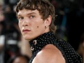 Connor Storrie montre ses énormes biceps dans une tenue séduisante au Met Gala 2026