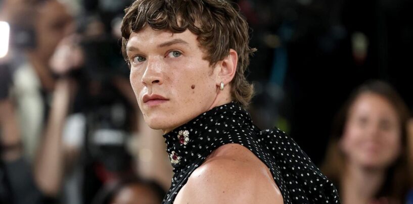 Connor Storrie montre ses énormes biceps dans une tenue séduisante au Met Gala 2026