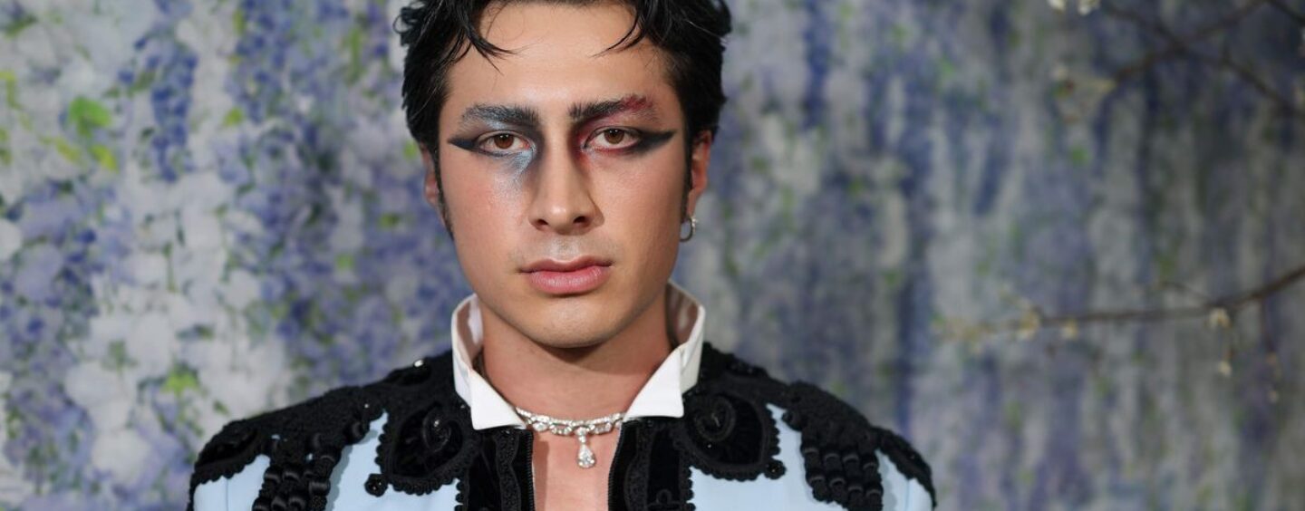 Hudson Williams ne porte rien sous sa veste Balenciaga au Met Gala 2026