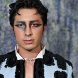 Hudson Williams ne porte rien sous sa veste Balenciaga au Met Gala 2026