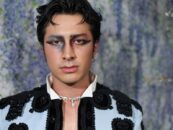 Hudson Williams ne porte rien sous sa veste Balenciaga au Met Gala 2026