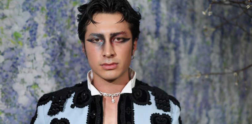 Hudson Williams ne porte rien sous sa veste Balenciaga au Met Gala 2026