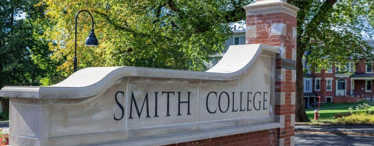 Le ministère de l'Éducation menace de retirer le financement du Smith College pour l'admission des femmes trans
