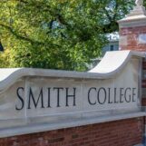 Le ministère de l'Éducation menace de retirer le financement du Smith College pour l'admission des femmes trans