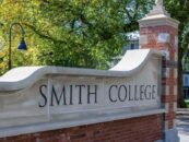 Le ministère de l'Éducation menace de retirer le financement du Smith College pour l'admission des femmes trans