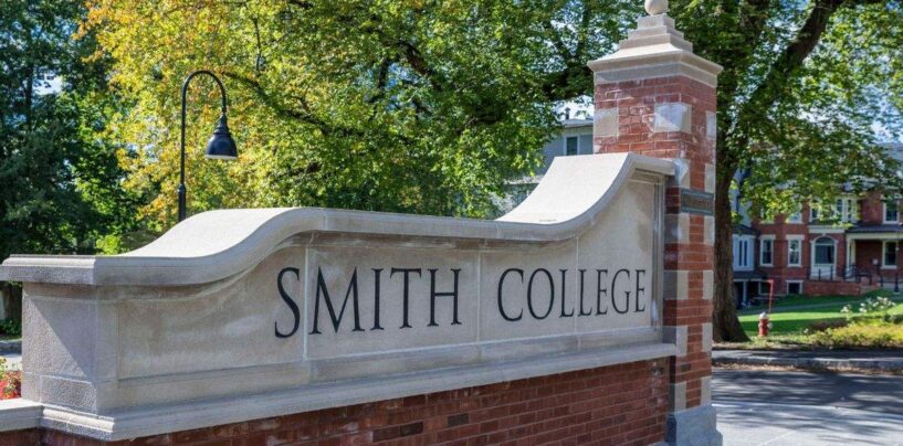 Le ministère de l'Éducation menace de retirer le financement du Smith College pour l'admission des femmes trans