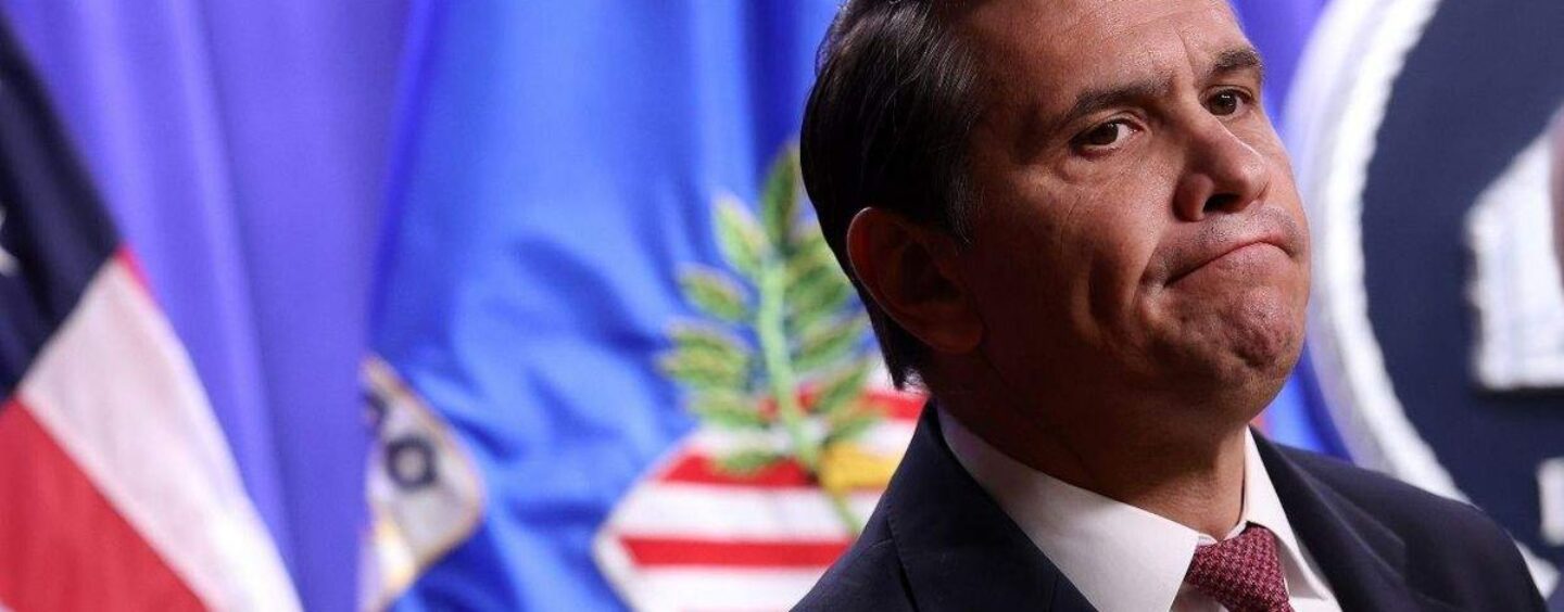 Le ministère de la Justice de Trump recrute des transphobes diplômés en droit grâce à des primes de 25 000 $