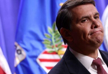 Le ministère de la Justice de Trump recrute des transphobes diplômés en droit grâce à des primes de 25 000 $