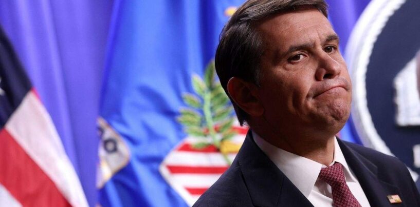 Le ministère de la Justice de Trump recrute des transphobes diplômés en droit grâce à des primes de 25 000 $
