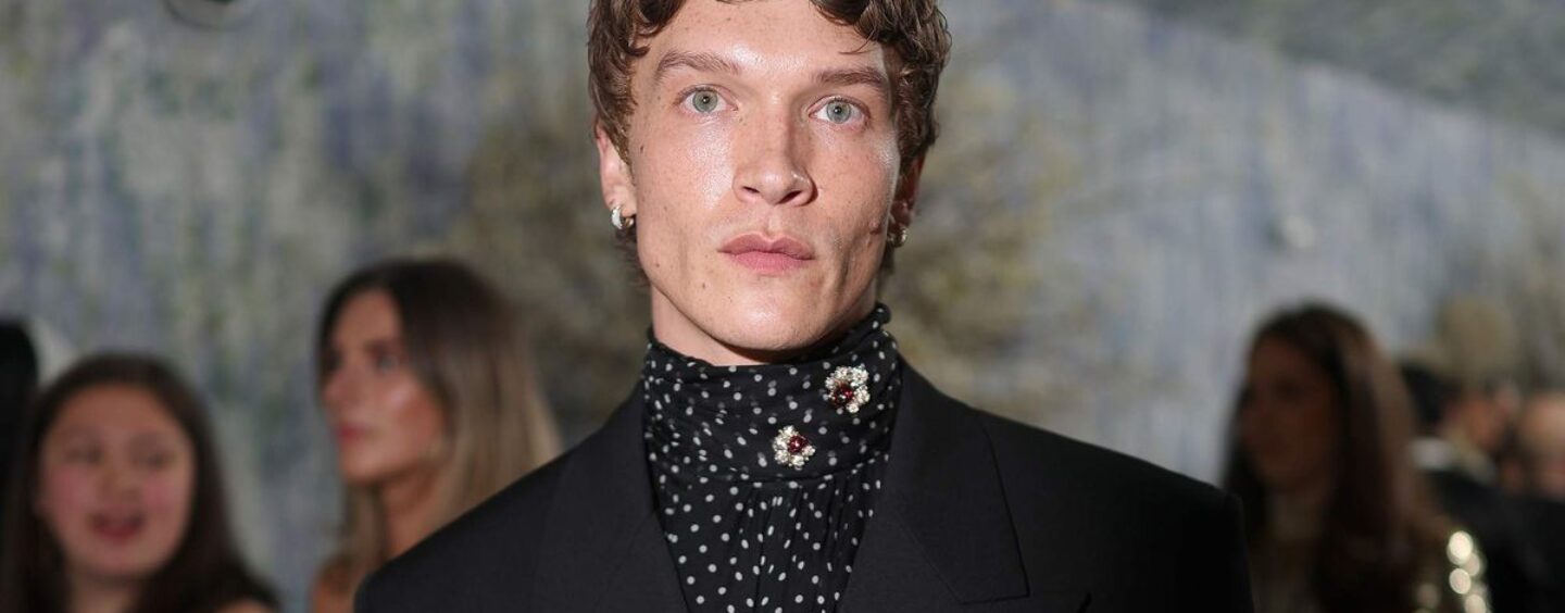 Connor Storrie porte des slips blancs moulants sur de nouvelles photos avant les débuts du Met Gala