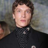 Connor Storrie porte des slips blancs moulants sur de nouvelles photos avant les débuts du Met Gala