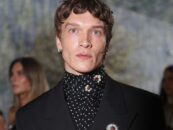 Connor Storrie porte des slips blancs moulants sur de nouvelles photos avant les débuts du Met Gala