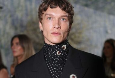 Connor Storrie porte des slips blancs moulants sur de nouvelles photos avant les débuts du Met Gala