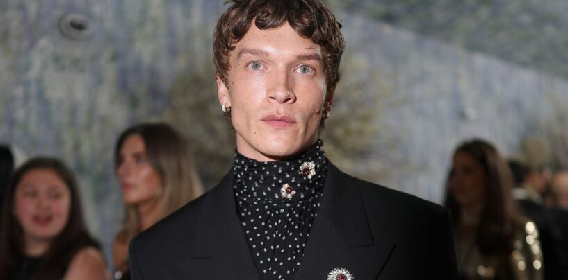 Connor Storrie porte des slips blancs moulants sur de nouvelles photos avant les débuts du Met Gala