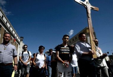 Un rapport du Vatican admet que la thérapie de conversion a causé de « profondes souffrances » aux catholiques LGBTQ+