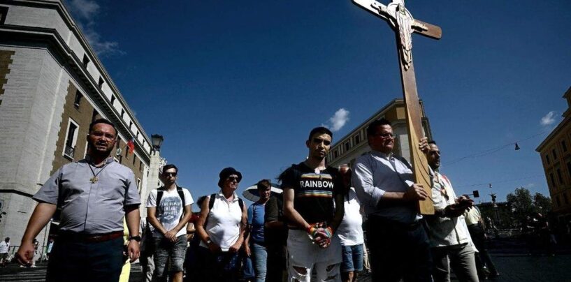Un rapport du Vatican admet que la thérapie de conversion a causé de « profondes souffrances » aux catholiques LGBTQ+