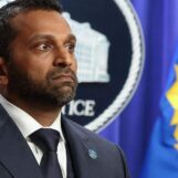 Kash Patel a poursuivi un journaliste pour des allégations de consommation d'alcool. Alors elle a largué une autre bombe d'alcool du FBI