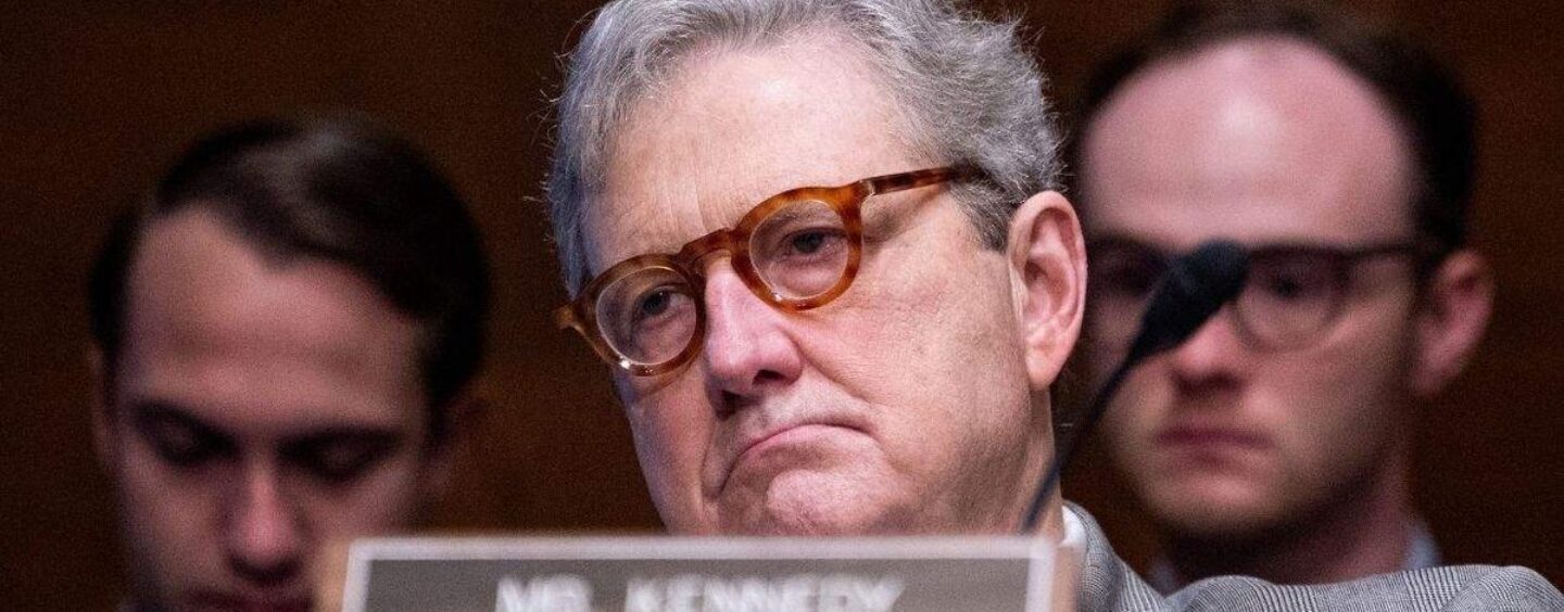 Si quelqu'un devrait avoir une chambre de motel, c'est bien le sénateur John Kennedy et Donald Trump.