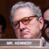 Si quelqu'un devrait avoir une chambre de motel, c'est bien le sénateur John Kennedy et Donald Trump.