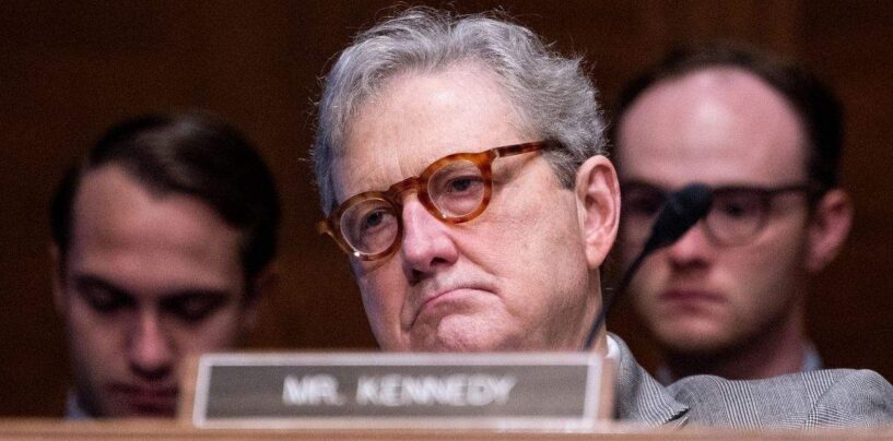Si quelqu'un devrait avoir une chambre de motel, c'est bien le sénateur John Kennedy et Donald Trump.