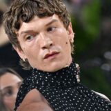 Connor Storrie a l'air sculptural sur des photos torse nu récemment divulguées