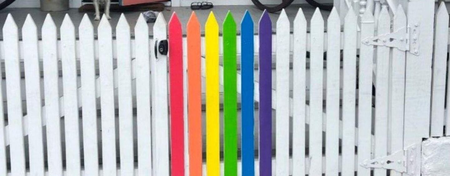 Une ville de Floride a infligé une amende à un couple de lesbiennes pour une clôture arc-en-ciel. Maintenant, ils poursuivent