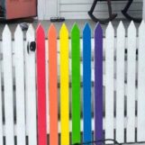 Une ville de Floride a infligé une amende à un couple de lesbiennes pour une clôture arc-en-ciel. Maintenant, ils poursuivent