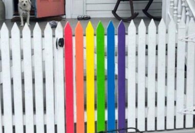 Une ville de Floride a infligé une amende à un couple de lesbiennes pour une clôture arc-en-ciel. Maintenant, ils poursuivent