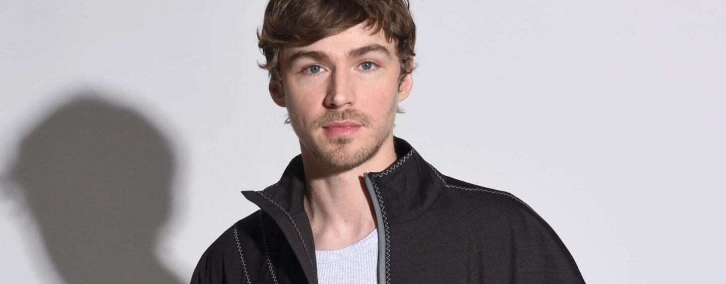 La star de Boots, Miles Heizer, affiche son corps déchiré dans de nouvelles photos de plage