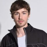 La star de Boots, Miles Heizer, affiche son corps déchiré dans de nouvelles photos de plage