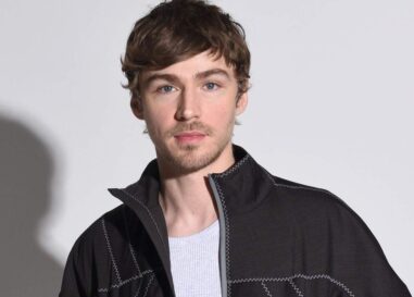 La star de Boots, Miles Heizer, affiche son corps déchiré dans de nouvelles photos de plage