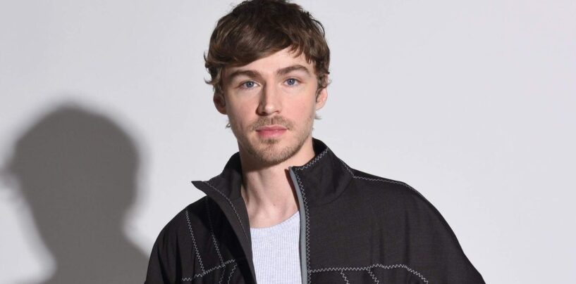 La star de Boots, Miles Heizer, affiche son corps déchiré dans de nouvelles photos de plage